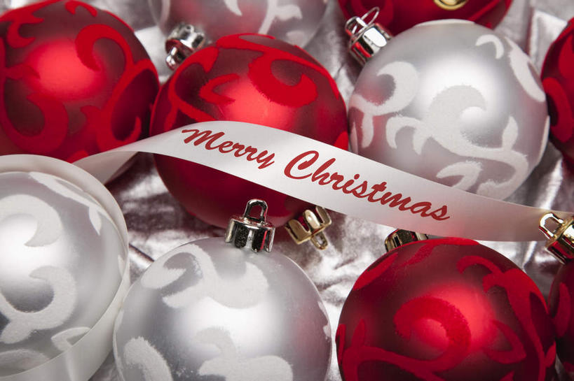 无人,横图,俯视,室内,特写,白天,静物,圣诞节,许多,节日,庆祝,装饰,英文,标志,挂饰,丝绸,丝带,文字,字符,字母,缎带,圣诞球,很多,文化,标识,绸带,球,红色,白色,庆典,球体,摄影,影棚,纪念,英文字母,华丽,修饰,点缀,衬托,美观,雅致,雅观,彩图,高角度拍摄,影棚拍摄,拍摄