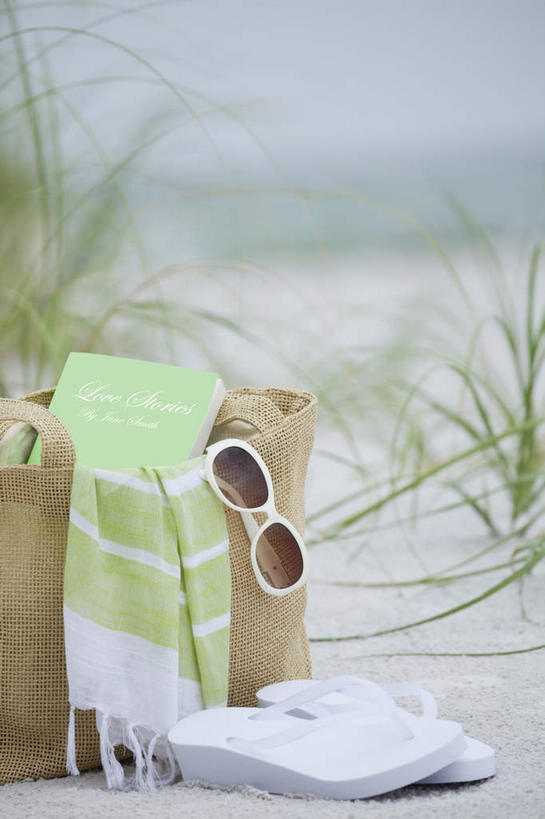 无人,交叉,竖图,室外,特写,白天,正面,凉鞋,草地,草坪,沙滩,植物,竹子,书籍,鞋子,一本,一副,一双,竹制,朦胧,模糊,编织,纺织物,篮子,墨镜,沙子,眼镜,海岸,沙地,草,一个,绿色,太阳镜,太阳眼镜,竹篮,毛巾,清洁,遮阳镜,单个,竹条,保暖,交织,竹制品,透气,防水,穿插,储水,耐磨,吸水,书,图书,海滩,彩图,夹趾拖鞋,人字拖,人字拖鞋