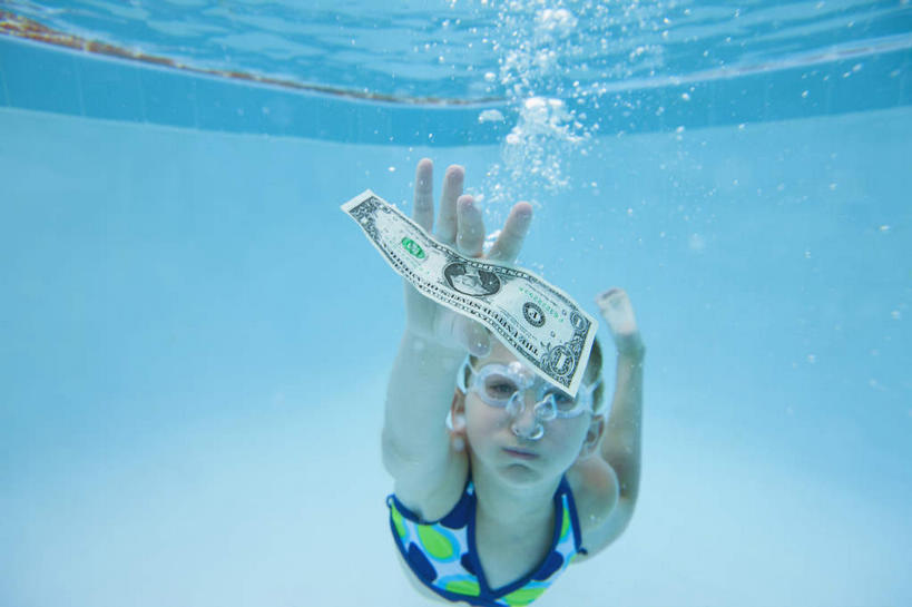 游泳,西方人,儿童,一个人,体育馆,游泳池,举,横图,室外,白天,正面,泳装,比基尼,纯洁,钱,美元,水,欧洲,欧洲人,仅一个女性,仅一个人,握,钱币,水池,水面,美金,拿,拿着,注视,泳池,小孩,观察,看,托,仅一个小孩,可爱,童年,童趣,握着,钞票,金融,纸币,经济,观看,察看,游泳馆,关注,美圆,流通,纸钞,贸易,童真,烂漫,无邪,泅水,拍浮,天真,货币,现金,女孩,女人,女性,白种人,孩子,举起,举手,举着,向上举,向上伸,向上托,半身,彩图,三点式,泳衣,女生