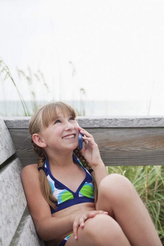 西方人,儿童,一个人,坐,笑,说,打电话,微笑,露齿笑,竖图,室外,白天,正面,泳装,比基尼,讨论,纯洁,草地,草坪,海浪,海洋,沙滩,植物,电话,手机,椅子,欧洲,欧洲人,仅一个女性,仅一个人,握,沙子,木椅,海岸,浪花,沙地,拿,拿着,注视,通讯设备,草,小孩,绿色,海水,观察,看,仅一个小孩,可爱,童年,童趣,握着,观看,察看,关注,海景,童真,烂漫,无邪,一部,交流,天真,女孩,女人,女性,白种人,孩子,大海,风浪,海,海水的波动,海滩,近岸浪,涌浪,沟通,讲话,交谈,商讨,说话,谈话,通话,坐着,半身,彩图,三点式,泳衣,女生