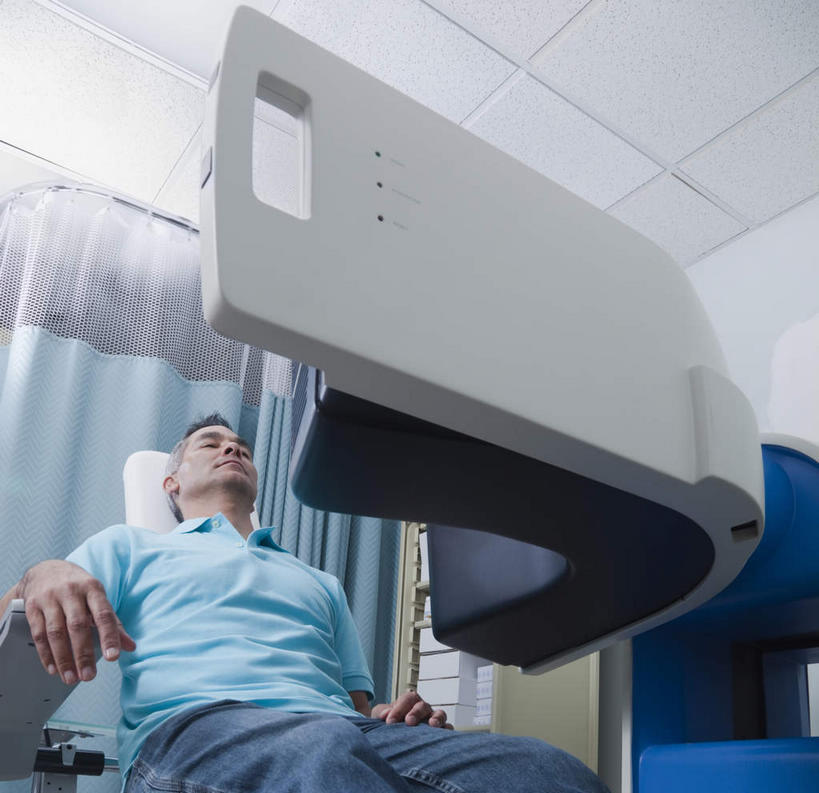 西方人,一个人,病人,医院,坐,闭眼,横图,x光片,室内,白天,仰视,机器,欧洲,欧洲人,仅一个男性,仅一个人,仅一个中年男性,服装,辐射,医学,设备,衣服,服饰,医疗,医疗设备,x射线,衣着,穿着,病患,医疗器械,x光,医疗工具,医疗机构,CAT扫描仪,衣饰,检测工具,男人,男性,中年男性,白种人,患者,就医者,闭眼睛,闭着眼,闭着眼睛,坐着,半身,彩图,低角度拍摄,病院,诊所,计算机X射线轴向分层造影扫描仪,计算机轴向断层扫描,电磁波,电磁辐射