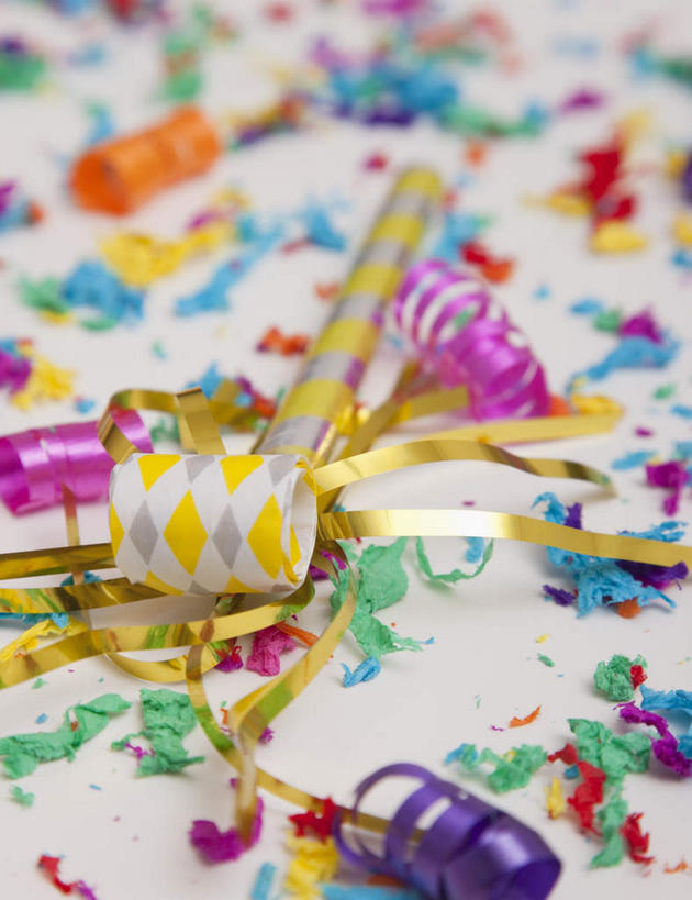 无人,竖图,俯视,彩色,室内,特写,白天,白色背景,游戏,静物,玩具,阴影,朦胧,模糊,庆祝,装饰,反射,影子,纸屑,玩,娱乐,休闲,益智,摄影,影棚,活动,五颜六色,华丽,修饰,碎纸,庆贺,点缀,发泄,消遣,智力,祝贺,玩具吹卷,五彩缤纷,碎纸条,宣泄,衬托,美观,雅致,雅观,绚烂,五彩纸屑,吹卷,玩耍,嬉戏,彩图,高角度拍摄,影棚拍摄,拍摄