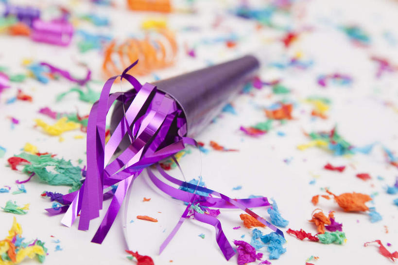 无人,横图,俯视,彩色,室内,特写,白天,白色背景,游戏,静物,玩具,阴影,朦胧,模糊,庆祝,装饰,反射,影子,纸屑,玩,娱乐,休闲,益智,摄影,影棚,活动,五颜六色,华丽,修饰,碎纸,庆贺,点缀,发泄,消遣,智力,祝贺,玩具吹卷,五彩缤纷,碎纸条,宣泄,衬托,美观,雅致,雅观,绚烂,五彩纸屑,吹卷,玩耍,嬉戏,彩图,高角度拍摄,影棚拍摄,拍摄