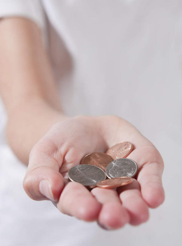 西方人,儿童,手,一个人,站,捧,竖图,室内,特写,白天,正面,纯洁,钱,欧洲,欧洲人,仅一个女性,仅一个人,一堆,许多,阴影,堆叠,堆积,服装,朦胧,模糊,反射,钱币,影子,休闲装,小孩,衣服,白色,站着,仅一个小孩,休闲,手部,休闲服,可爱,童年,童趣,金融,摄影,服饰,影棚,经济,堆,单手,加拿大元,流通,贸易,童真,烂漫,无邪,加拿大货币,天真,货币,现金,硬币,女孩,女人,女性,白种人,孩子,端,端着,捧着,手捧,站立,半身,彩图,影棚拍摄,拍摄,女生