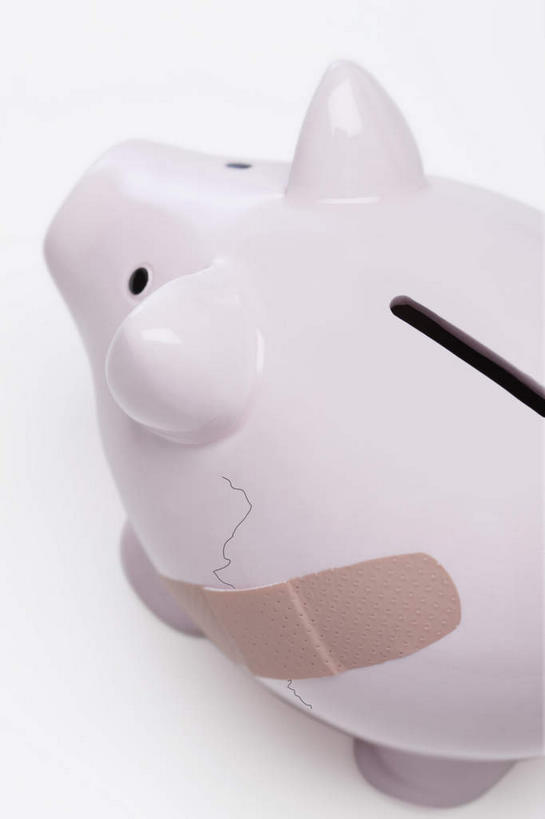 无人,竖图,俯视,室内,特写,白天,白色背景,静物,阴影,反射,影子,破坏,破损,一个,容器,医疗用品,储蓄罐,器皿,治疗,储蓄,存钱,金融,理财,摄影,影棚,经济,单个,损坏,医疗,医疗设备,资金,存钱罐,胶布,存款,流通,贸易,贮钱罐,储钱罐,扑满,止血,苯扎氯铵贴,绷带,创可贴,彩图,高角度拍摄,影棚拍摄,拍摄