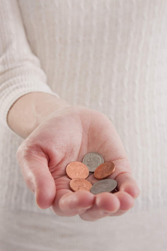 西方人,手,一个人,站,捧,竖图,室内,特写,白天,正面,毛衣,钱,美元,欧洲,欧洲人,仅一个女性,仅一个人,一堆,许多,阴影,堆叠,堆积,反射,钱币,影子,白色,站着,仅一个中年女性,手部,金融,经济,堆,单手,线衫,流通,贸易,货币,现金,硬币,女人,女性,中年女性,白种人,端,端着,捧着,手捧,站立,半身,彩图,绒衣,套衫,套头毛衣,线衣