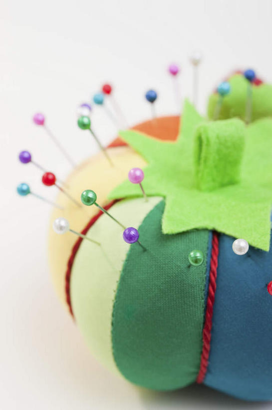 无人,竖图,彩色,室内,特写,白天,白色背景,正面,静物,金属制品,许多,阴影,朦胧,模糊,反射,金属,影子,针,摄影,影棚,五颜六色,色彩斑斓,五彩缤纷,五彩斑斓,五光十色,针包,针垫,彩图,影棚拍摄,拍摄