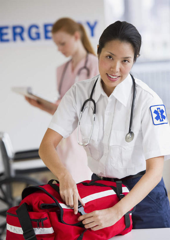 西方人,两个人,护士,医院,站,笑,微笑,露齿笑,竖图,室内,白天,正面,工作服,制服,欧洲,欧洲人,握,阴影,朦胧,模糊,反射,英文,标志,文字,影子,字符,字母,注视,标识,粉色,白色,容器,听诊器,箱子,观察,看,站着,握着,观看,储藏,英文字母,察看,医疗设备,急救箱,便利,白衣天使,储存,关注,医疗器械,医疗工具,医疗机构,快捷,方便,工作制服,检测工具,年轻女性,女人,女性,中年女性,白种人,站立,半身,彩图,工作套服,病院,诊所,贮存