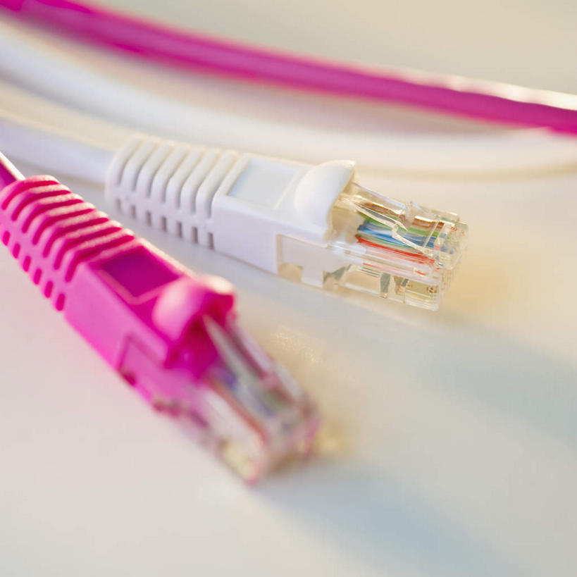 无人,方图,俯视,室内,特写,白天,白色背景,通讯,数据,静物,阴影,朦胧,模糊,反射,传输,影子,粉色,白色,摄影,影棚,网线,水晶头,线缆,彩图,高角度拍摄,影棚拍摄,拍摄