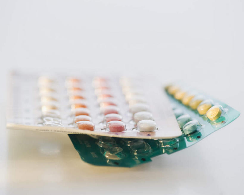 无人,横图,俯视,室内,特写,白天,白色背景,安全,静物,一排,许多,阴影,朦胧,模糊,整齐,反射,包装,包装纸,铝箔纸,锡箔纸,药剂,药丸,影子,纸,防护,纸张,药片,排列,两个,药品,治疗,摄影,影棚,保护,药物,医疗,包装材料,队列,保险,预防,锡箔,铝箔,平安,彩图,高角度拍摄,影棚拍摄,拍摄