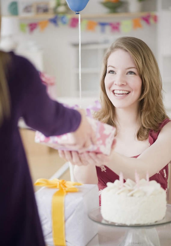 点心,背部,两个人,伙伴,朋友,站,坐,笑,微笑,露齿笑,竖图,室内,白天,正面,友谊,旗帜,蜡烛,礼盒,礼物,阴影,服装,朦胧,模糊,光线,火焰,丝绸,丝带,影子,纸盒,烛光,食品,缎带,燃烧,注视,休闲装,文化,旗子,绸带,盒子,食物,糕点,衣服,包装盒,礼品盒,生日蛋糕,点燃,观察,看,祈祷,站着,休闲,休闲服,许愿,服饰,礼品,观看,纪念,祈求,察看,关注,旌旗,旗号,平安,友情,年轻女性,女人,女性,站立,坐着,半身,彩图,蛋糕