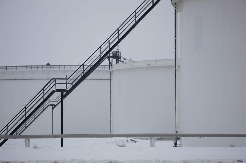 无人,工厂,栏杆,横图,室外,白天,正面,楼梯,阴影,反射,扶手,影子,阶梯,墙,护栏,墙壁,墙面,台阶,白色,天空,容器,天,油罐,储油罐,晴朗,储藏,储存,万里无云,存油罐,贮油罐,晴空,晴空万里,彩图,工地,制造厂,贮存