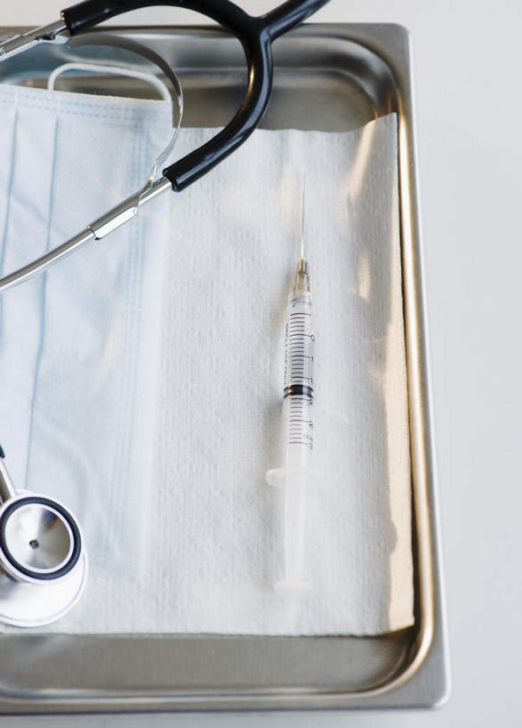 无人,竖图,俯视,室内,特写,白天,白色背景,静物,餐具,阴影,反射,分离,碟子,盘,影子,过滤,分开,盘子,口罩,听诊器,碟,隔断,针管,针筒,遮掩,注射,摄影,影棚,隔离,医疗,医疗设备,卫生,注射器,掩盖,遮挡,净化,间隔,医疗器械,预防,医疗工具,遮盖,防尘,掩饰,断绝,隔开,屏蔽,屏绝,远离,中断,阻遏,阻隔,检测工具,彩图,高角度拍摄,影棚拍摄,拍摄