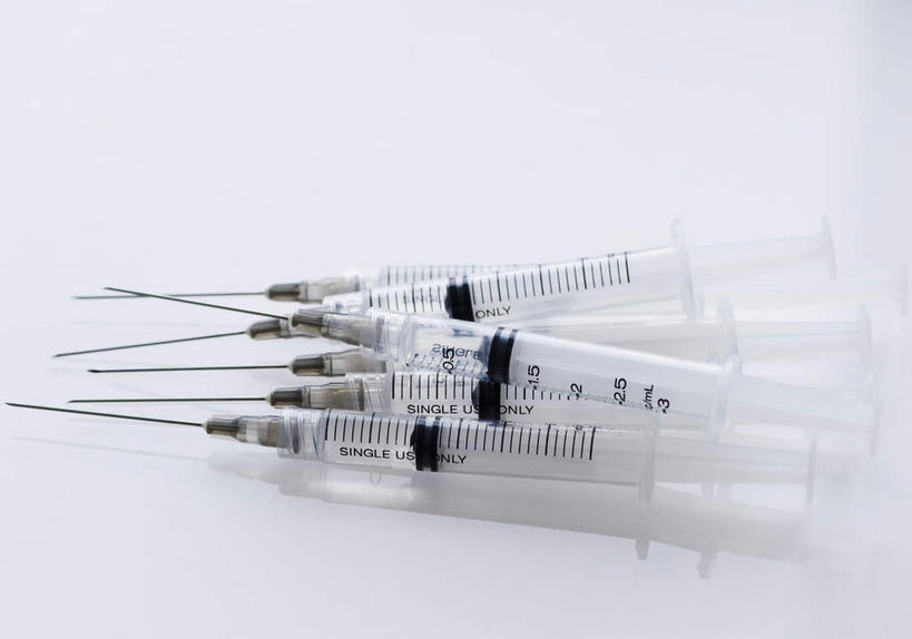 无人,横图,俯视,室内,特写,白天,白色背景,静物,一堆,许多,阴影,堆叠,堆积,锐利,反射,影子,针管,针筒,注射,摄影,影棚,堆,医疗,医疗设备,锋利,注射器,尖锐,尖利,犀利,厉害,彩图,高角度拍摄,影棚拍摄,拍摄