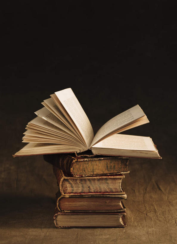 无人,竖图,室内,特写,白天,正面,看书,阅读,桌面,桌子,静物,书籍,一堆,学习,阴影,堆叠,堆积,黑色背景,反射,木制,影子,五本,木制品,书本,打开,看,读书,浏览,摄影,影棚,堆,开启,书,图书,彩图,影棚拍摄,拍摄