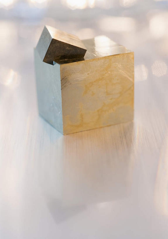 无人,竖图,俯视,室内,特写,白天,爱情,奢侈,桌面,桌子,静物,珠宝,阴影,朦胧,模糊,反射,金属,木制,影子,黄金,木制品,昂贵,贵重,坚定,信念,贵金属,约定,宝贵,彩图,高角度拍摄,金子