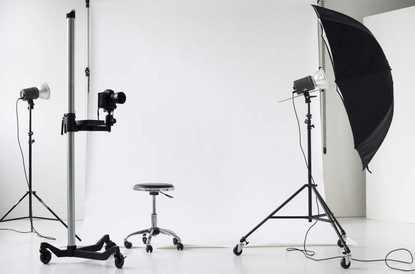 无人,横图,室内,白天,白色背景,正面,照明,阴影,电力,反射,木制,板凳,电线,线,影子,凳子,墙,摄像机,电能,线路,墙壁,墙面,白色,木制品,灯具,摄像,摄影,影棚,摄影机,电,支撑,电源,电源线,照亮,照明设备,录像,三脚架,能量,摄影灯,稳定,影棚灯,巩固,彩图,影棚拍摄,拍摄,稳固