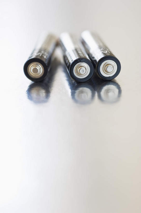 无人,竖图,俯视,室内,特写,白天,静物,一排,阴影,灰色背景,朦胧,模糊,整齐,电力,反射,影子,电能,排列,摄影,影棚,能源,存储,资源,储存,队列,蓄电池,干电池,蓄电,彩图,高角度拍摄,影棚拍摄,拍摄,三节,电池