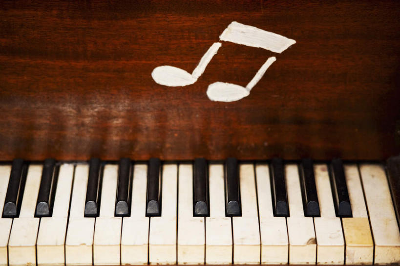 无人,横图,俯视,室内,特写,白天,键盘,静物,一排,阴影,整齐,反射,影子,钢琴,乐器,琴键,音乐,排列,一架,键盘乐器,节拍,队列,乐符,音符,符头,符干,符尾,乐章,彩图,高角度拍摄