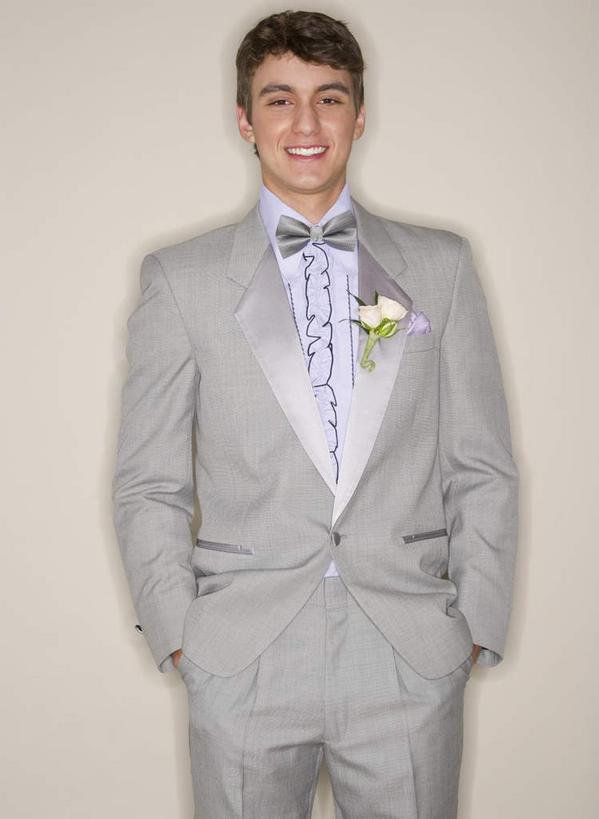 西方人,一个人,站,竖图,室内,白天,正面,西装,珠宝,欧洲,欧洲人,仅一个男性,仅一个人,黄色背景,套装,正装,装饰,领结,胸花,注视,职业装,仅一个年轻男性,饰品,观察,看,站着,摄影,影棚,观看,胸针,华丽,修饰,点缀,察看,双手插袋,象征,庄重,关注,身份,手插袋,配饰,双手抄兜,双手放兜,衬托,美观,雅致,雅观,正式,地位,男人,男性,年轻男性,白种人,插兜,两手抄兜,两手放兜,手插兜,手放口袋,站立,半身,彩图,影棚拍摄,拍摄,手抄兜