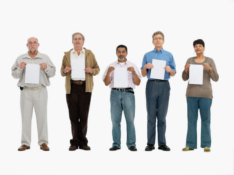 西方人,伙伴,朋友,站,横图,室内,白天,白色背景,正面,友谊,欧洲,欧洲人,五个人,一排,握,服装,裤子,整齐,纸,许多人,拿,拿着,注视,牛仔裤,休闲装,排列,衣服,白色,观察,看,站着,一群人,休闲,休闲服,握着,摄影,服饰,影棚,观看,张开双腿,察看,队列,关注,五张,展开双腿,友情,男人,男性,中年男性,白种人,站立,彩图,全身,影棚拍摄,拍摄,伸展双腿