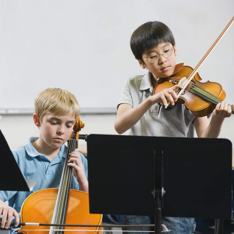 东方人,西方人,儿童,两个人,学校,笑,微笑,方图,室内,白天,正面,纯洁,欧洲,欧洲人,亚洲,服装,眼镜,墙,乐器,弦乐器,小提琴,吹奏,演奏,注视,黄种人,校园,架子,墙壁,墙面,小孩,衣服,蓝色,灰色,观察,看,教室,可爱,童年,童趣,服饰,观看,察看,衣着,穿着,关注,弓拉弦乐器,弓拉弦鸣乐器,近视眼镜,童真,烂漫,无邪,乐谱架,中提琴,衣饰,天真,男孩,男人,男性,白种人,亚洲人,孩子,半身,彩图,男生