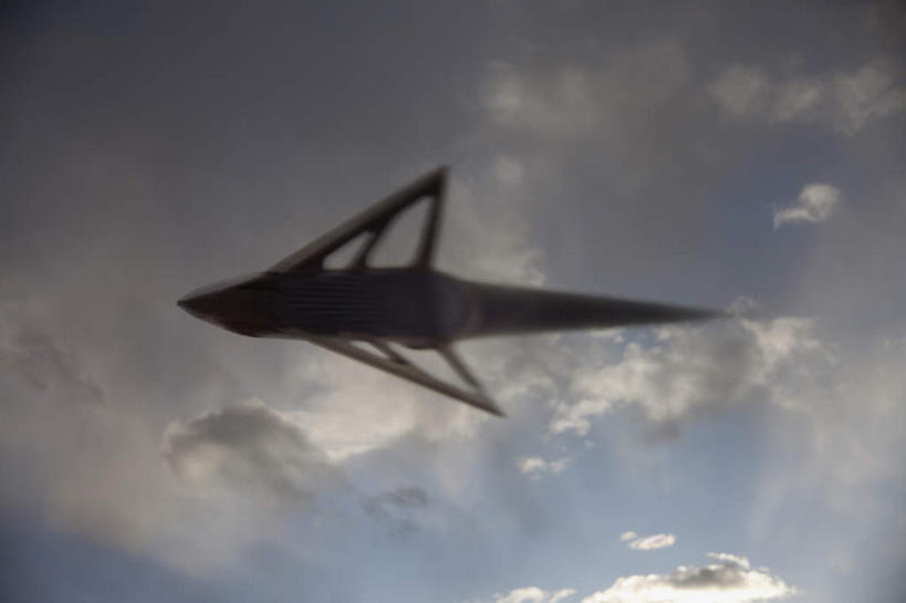 无人,横图,室外,特写,白天,仰视,阴影,光线,影子,云,云朵,云彩,箭头,蓝色,白云,蓝天,天空,阳光,天,武器,战争,晴朗,一支,兵器,远程,冷兵器,簇,矢,晴空,彩图,低角度拍摄