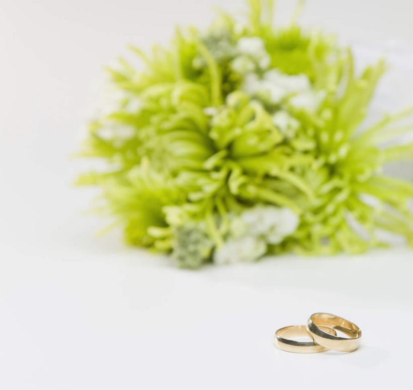 无人,横图,室内,特写,白天,白色背景,正面,爱情,两枚,阴影,朦胧,模糊,盛开,反射,捧花,手捧花,影子,浪漫,花蕾,装饰品,花,花瓣,花朵,鲜花,一个,绿色,白色,戒指,饰品,首饰,花束,花苞,花蕊,恩爱,摄影,影棚,单个,信物,权利,手饰,婚礼捧花,彩图,影棚拍摄,拍摄