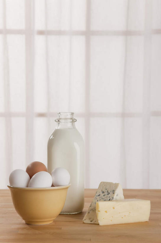 奶酪,牛奶,无人,竖图,室内,特写,白天,正面,桌面,桌子,一堆,许多,切开,阴影,堆叠,堆积,反射,木制,罐子,影子,陶瓷,蛋,鸡蛋,干酪,起司,陶瓷制品,饮品,芝士,很多,营养,玻璃制品,饮料,两个,玻璃瓶,木制品,瓶子,容器,碗,切,乳酪,储藏,堆,一瓶,乳制品,奶,牛乳,储存,发酵,剖面,切面,蓝纹奶酪,草鸡蛋,安神,卵,高达奶酪,豪达奶酪,斯提耳顿干酪,彩图,贮存