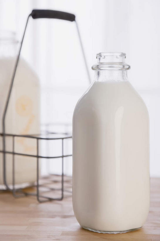 牛奶,无人,竖图,室内,特写,白天,正面,桌面,桌子,两瓶,阴影,朦胧,模糊,反射,木制,罐子,篮子,影子,饮品,营养,购物篮,玻璃制品,饮料,一个,玻璃瓶,木制品,瓶子,单个,便利,乳制品,奶,牛乳,存放,载具,快捷,安神,方便,寄存,寄放,暂存,购物提篮,购物筐,彩图