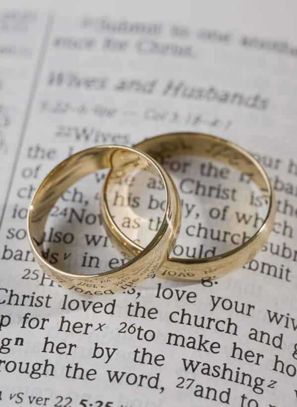 无人,竖图,俯视,室内,特写,白天,爱情,静物,书籍,两枚,一本,节日,英文,标志,文字,字符,字母,圣经,浪漫,文化,标识,装饰品,戒指,饰品,首饰,书本,祈祷,健康,金色,恩爱,许愿,摄影,宗教,信仰,影棚,纪念,英文字母,祈求,信物,权利,经书,手饰,平安,书,图书,彩图,高角度拍摄,影棚拍摄,拍摄,耶经