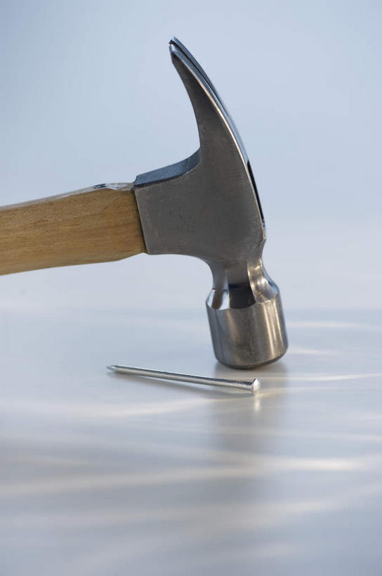 无人,竖图,俯视,室内,特写,白天,静物,敲打,阴影,蓝色背景,反射,锤子,钉子,工具,榔头,影子,一个,摄影,影棚,单个,五金,变形,紧固,矫正,塑形,牢固,彩图,高角度拍摄,影棚拍摄,拍摄,稳固