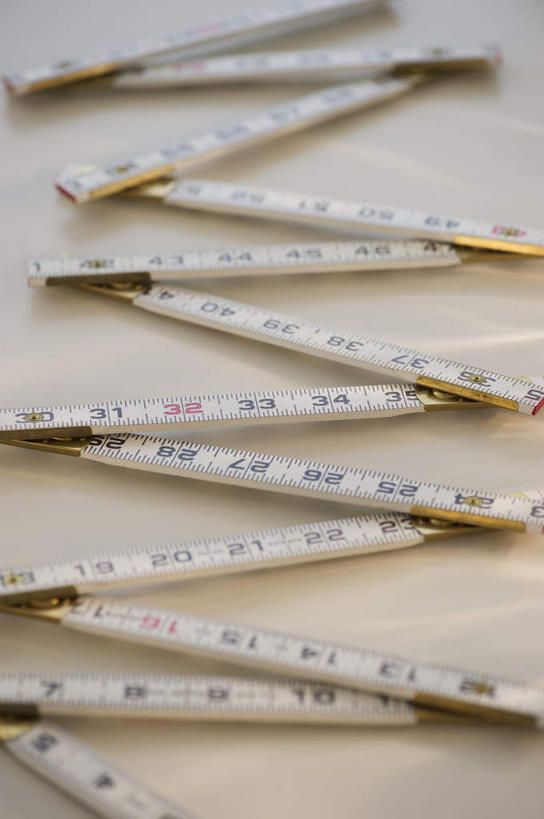 无人,竖图,俯视,室内,特写,白天,白色背景,静物,一把,阴影,反射,测量,标志,数字,文字,影子,字符,刻度,标识,尺,摄影,阿拉伯数字,影棚,测量工具,尺子,衡量,绘图,折尺,比例,测绘,量具,量仪,标度,彩图,高角度拍摄,影棚拍摄,拍摄