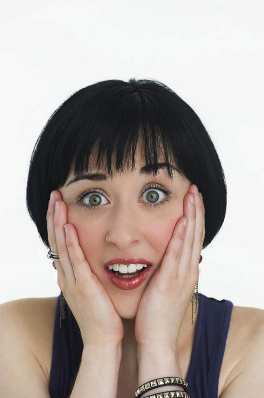 西方人,脸,头,脸颊,手,一个人,笑,微笑,露齿笑,竖图,室内,特写,白天,白色背景,正面,欧洲,欧洲人,双手,仅一个年轻女性,仅一个女性,仅一个人,撑,服装,托腮,注视,肩膀,装饰品,衣服,黑色,耳环,饰品,手链,首饰,观察,看,托,手部,摄影,服饰,手镯,影棚,观看,察看,衣着,穿着,关注,托下巴,镯子,耳饰,衣饰,年轻女性,女人,女性,白种人,头部,直发,脸部,脸蛋,面部,半身,彩图,影棚拍摄,拍摄,短发