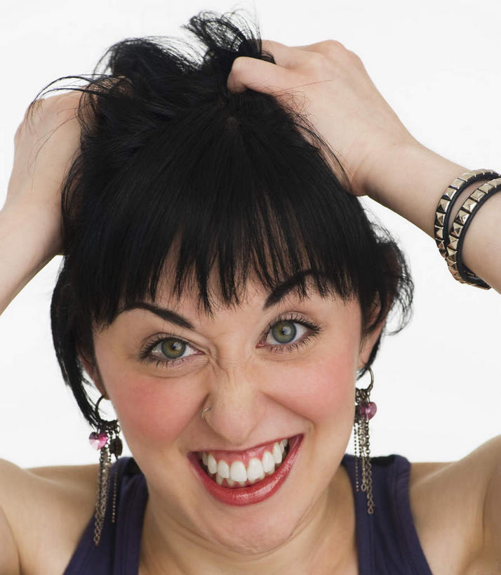 西方人,脸,头,脸颊,手,一个人,笑,微笑,露齿笑,竖图,室内,特写,白天,白色背景,正面,欧洲,欧洲人,双手,仅一个年轻女性,仅一个女性,仅一个人,握,服装,拿,拿着,注视,肩膀,装饰品,衣服,黑色,耳环,饰品,手链,首饰,观察,看,手部,握着,摄影,服饰,手镯,影棚,观看,察看,衣着,穿着,关注,镯子,耳饰,衣饰,年轻女性,女人,女性,白种人,头部,直发,脸部,脸蛋,面部,半身,彩图,影棚拍摄,拍摄,短发