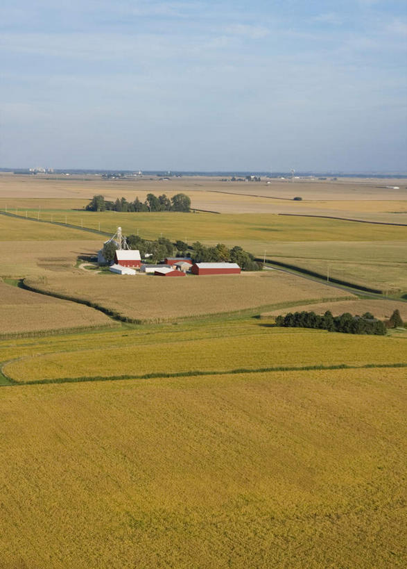 无人,家,农场,竖图,俯视,航拍,室外,白天,旅游,度假,畜牧业,牧场,草地,草坪,美景,植物,美国,阴影,光线,影子,房屋,屋子,地平线,景观,云,云朵,公寓,辽阔,地面,云彩,娱乐,洋房,楼房,住宅,草,树,树木,蓝色,绿色,白云,蓝天,天空,阳光,自然,天,享受,休闲,广阔,景色,放松,生长,晴朗,成长,一望无际,北美,北美洲,鸟瞰,自然风光,延伸,美洲,伊利诺斯州,畜牧,伊利诺伊,伊利诺伊州,伊利诺州,天地相交,林肯之地,牧业,北亚美利加洲,亚美利加洲,无边无际,一马平川,晴空,彩图,高角度拍摄,房子