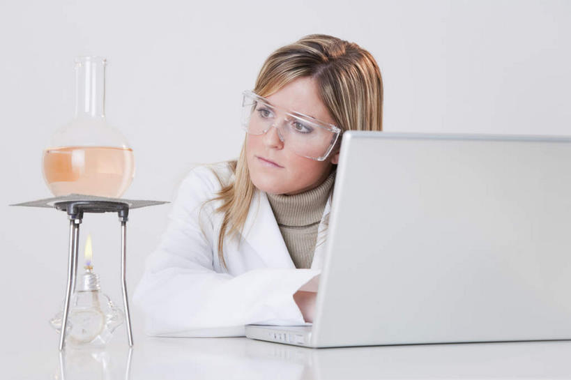 西方人,一个人,科学家,坐,横图,室内,白天,正面,安全,电脑,笔记本电脑,实验,研发,仪器,桌子,欧洲,欧洲人,仅一个年轻女性,仅一个女性,仅一个人,敲打,棉布,服装,研究,透明,分析,科学,网络,化学,测试,火焰,烧瓶,眼镜,办公桌,实验室,研究室,防护,铁丝网,燃烧,扭头,注视,输入,通讯设备,玻璃制品,衣服,白色,玻璃瓶,瓶子,打字,观察,看,转头,器皿,服饰,观看,护目镜,保护,点击,一台,敲击,科研,察看,无线,衣着,科研人员,白大褂,穿着,关注,加热,化验,保险,通信设备,研究者,无线网络,检验,研究所,无线上网,便携式电脑,实验服,科学研究者,玻璃仪器,试验耗材,实验用品,平底烧瓶,本生灯,化验室,检验室,保全,周全,安稳,安定,安全防护眼镜,灯体,灯芯管,衣饰,均匀,平均,匀称,石棉网,平安,按键,手提电脑,年轻女性,女人,女性,白种人,科学工作者,坐着,半身,彩图,实验衣,防护眼镜