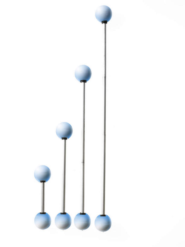 无人,竖图,室内,特写,白天,白色背景,正面,静物,一排,阴影,整齐,反射,圆形,影子,排列,蓝色,模型,摄影,影棚,分子结构,队列,分子几何,分子立体结构,分子形状,彩图,影棚拍摄,拍摄