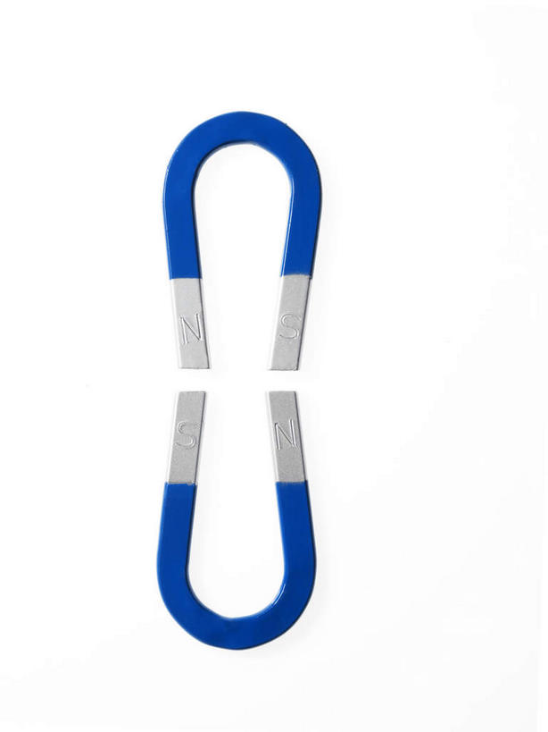 无人,竖图,室内,特写,白天,白色背景,正面,静物,阴影,对称,反射,磁铁,影子,两个,蓝色,摄影,影棚,吸铁石,磁场,彩图,影棚拍摄,拍摄