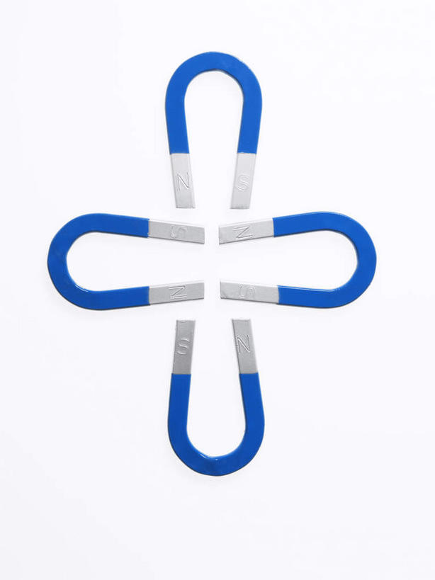 无人,竖图,室内,特写,白天,白色背景,正面,静物,阴影,对称,反射,磁铁,影子,蓝色,四个,摄影,影棚,吸铁石,磁场,彩图,影棚拍摄,拍摄