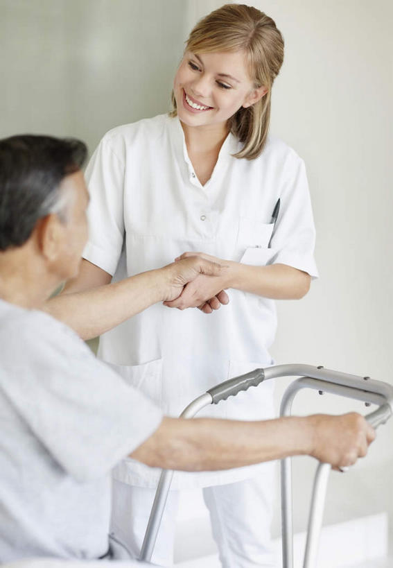 东方人,西方人,两个人,病人,护士,医院,站,坐,握手,笑,微笑,露齿笑,竖图,室内,白天,正面,工作服,制服,床,欧洲,欧洲人,亚洲,服装,工具,床单,注视,黄种人,被子,衣服,病床,观察,看,站着,器械,服饰,观看,察看,被单,白衣天使,衣着,穿着,关注,病患,医疗器械,助行器,医疗机构,病号服,辅助设备,工作制服,衣饰,老年男性,男人,男性,年轻女性,女人,女性,白种人,亚洲人,患者,就医者,搀手,拉手,手搀手,手拉手,手牵手,手握手,站立,坐着,半身,彩图,工作套服,病院,诊所,护理床,医疗床,助行车