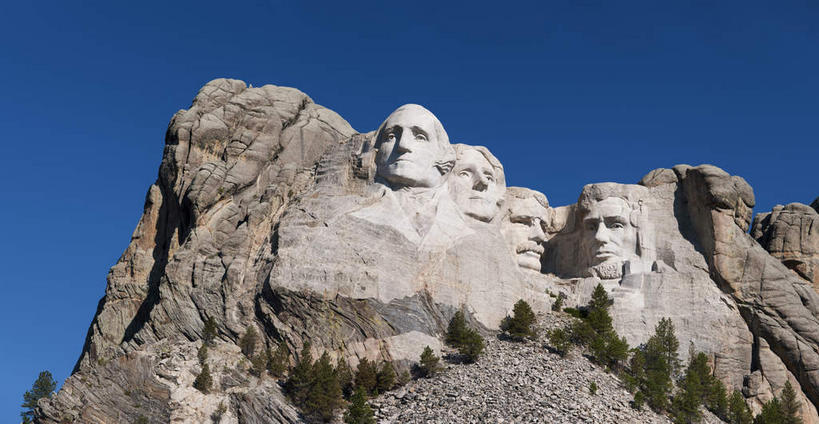 无人,公园,横图,室外,白天,仰视,旅游,度假,石头,山,山脉,植物,标志建筑,地标,建筑,雕塑,华盛顿,美国,阴影,艺术,装饰,光线,雕刻,雕像,石子,影子,山峰,山峦,娱乐,建设,树,树木,蓝色,绿色,蓝天,天空,阳光,自然,工艺品,群山,天,享受,休闲,旅游胜地,放松,生长,晴朗,成长,纪念,美术,亚伯拉罕.林肯,北美,北美洲,国家公园,总统山,总统,乔治.华盛顿,托马斯.杰弗逊,西奥多.罗斯福,主题,肖像,美洲,林肯,陈列,南达科他州,杰斐逊,拉什莫尔山,沉积岩,罗斯福,拉什莫尔山国家纪念公园,万里无云,功能,美学,北亚美利加洲,亚美利加洲,南达科他,草狼之州,晴朗之州,托马斯.杰斐逊,美国总统山,罗斯摩尔山国家纪念公园,美国总统公园,美利坚合众国总统纪念公园,总统山国家公园,水成岩,石块,岩石,晴空,晴空万里,彩图,低角度拍摄
