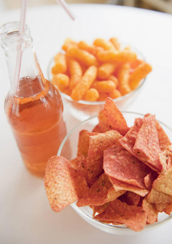 点心,果汁,无人,竖图,俯视,室内,特写,白天,餐桌,桌子,柑橘,水果,玻璃,一堆,许多,堆叠,堆积,新鲜,罐子,塑料,玉米片,生食,食品,果实,饮品,很多,薯片,玻璃制品,食物,饮料,玻璃瓶,瓶子,容器,塑料制品,吸管,碗,快餐,零食,有机食品,绿色食品,餐台,储藏,堆,空心,储存,可口,垃圾食品,饮管,适口,柑桔,橘子,桔子,彩图,高角度拍摄,大红蜜橘,大红袍,红橘,黄橘,宽皮橘,贮存,圆柱状