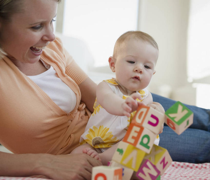 西方人,婴儿,儿童,两个人,家庭,母亲,坐,躺,笑,微笑,露齿笑,横图,室内,白天,正面,游戏,纯洁,智慧,窗户,玩具,纺织品,欧洲,欧洲人,握,服装,装饰,毛毯,毯子,墙,拿,玩,拿着,扭头,注视,休闲装,娱乐,玻璃窗,墙壁,墙面,纺织,小孩,衣服,垫子,观察,看,靠,靠着,转头,休闲,温暖,温馨,一家人,休闲服,积木,可爱,母爱,童年,童趣,益智,握着,服饰,活泼,观看,活动,华丽,修饰,点缀,和睦,察看,思维,发泄,关注,消遣,智力,宝宝,想象,童真,纯真,烂漫,无邪,宣泄,衬托,美观,雅致,雅观,母婴,卧着,伶俐,天真,年轻女性,女人,女性,白种人,孩子,年轻人,躺着,玩耍,卧,嬉戏,坐着,半身,彩图,融洽