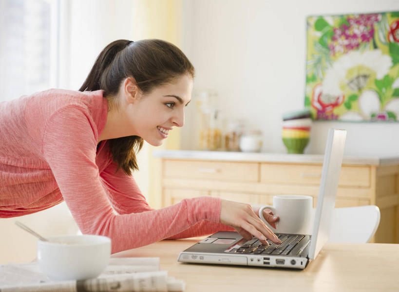 西方人,一个人,站,笑,微笑,露齿笑,横图,室内,白天,侧面,阅读,电脑,笔记本电脑,窗户,柜子,落地窗,桌面,桌子,报纸,欧洲,欧洲人,仅一个年轻女性,仅一个女性,仅一个人,敲打,弯腰,学习,服装,朦胧,模糊,网络,木制,勺子,陶瓷,墙,陶瓷制品,注视,休闲装,输入,通讯设备,玻璃窗,墙壁,墙面,衣服,木制品,容器,橱柜,调羹,汤匙,碗,打字,低头,观察,看,站着,休闲,休闲服,浏览,服饰,观看,储藏,点击,敲击,察看,无线,储存,关注,通信设备,无线网络,无线上网,便携式电脑,弯身,按键,手提电脑,年轻女性,女人,女性,白种人,站立,半身,彩图,贮存