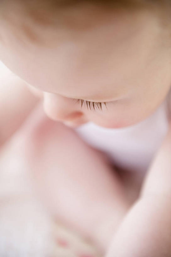 西方人,婴儿,儿童,脸,头,脸颊,睫毛,一个人,坐,竖图,俯视,室内,特写,白天,婴儿服装,纯洁,欧洲,欧洲人,仅一个人,服装,朦胧,模糊,小孩,衣服,可爱,服饰,活泼,衣着,穿着,宝宝,纯真,烂漫,无邪,衣饰,伶俐,天真,白种人,孩子,头部,睫,脸部,脸蛋,面部,眼睫毛,坐着,半身,彩图,高角度拍摄,婴儿服