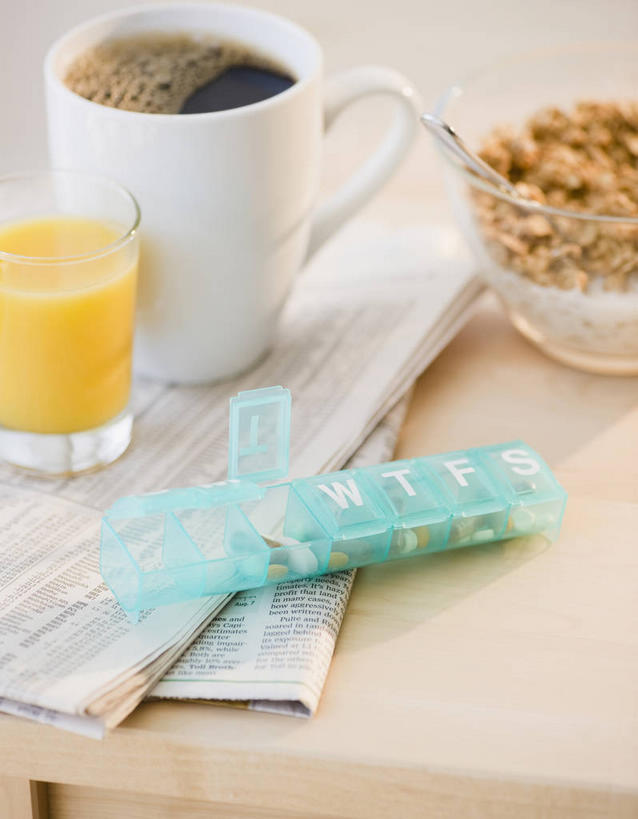 果汁,咖啡,无人,竖图,俯视,室内,特写,白天,早餐,阅读,幸福,安全,桌面,桌子,报纸,杯子,玻璃,一堆,许多,学习,堆叠,堆积,木制,药剂,药丸,塑料,陶瓷,谷物,食品,防护,陶瓷制品,饮品,很多,娱乐,药片,美食,饮食,玻璃制品,盒子,饮料,马克杯,木制品,容器,水杯,塑料制品,药品,碗,看,享受,休闲,温馨,放松,乐趣,治疗,浏览,保健,储藏,堆,保护,药物,麦片,医疗,提神,舒适,储存,可口,醒脑,保险,预防,软饮料,适口,平安,玻璃杯,彩图,高角度拍摄,贮存