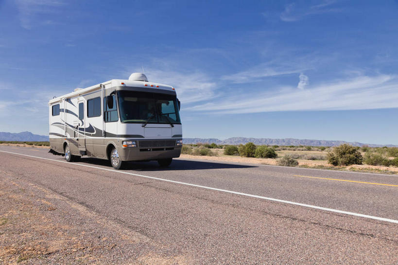 无人,横图,室外,白天,正面,旅游,度假,草地,草坪,美景,植物,城市,道路,路,公路,美国,一辆,阴影,光线,影子,景观,云,云朵,分界线,停车线,交通,云彩,娱乐,车,草,蓝色,绿色,白云,蓝天,天空,阳光,自然,交通工具,天,享受,休闲,景色,放松,晴朗,车行道,车行道分界线,亚利桑那,北美,北美洲,自然风光,载具,标线,美洲,露营,野营,房车,亚利桑那州,车行线,凤凰城,菲尼克斯,大峡谷之州,宿营,首府,北亚美利加洲,亚美利加洲,露营车,晴空,马路,彩图