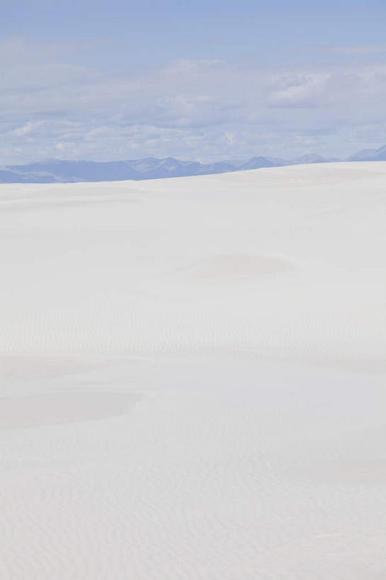 无人,公园,竖图,室外,白天,正面,旅游,度假,美景,沙漠,山,山脉,美国,阴影,光线,影子,景观,山峰,云,云朵,山峦,云彩,娱乐,蓝色,白色,白云,蓝天,天空,阳光,自然,群山,天,享受,休闲,景色,放松,晴朗,北美,北美洲,国家公园,自然风光,美洲,新墨西哥,新墨西哥州,北亚美利加洲,亚美利加洲,迷人之地,迷人之州,白沙国家纪念碑,白沙国家公园,大漠,砂漠,晴空,彩图