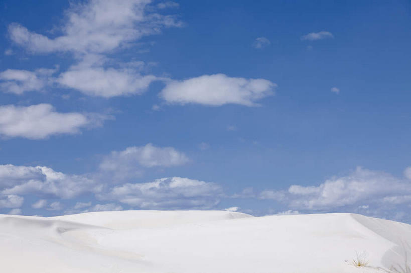 无人,公园,横图,室外,白天,正面,旅游,度假,美景,沙漠,山,山脉,美国,阴影,光线,影子,地平线,景观,山峰,云,云朵,辽阔,地面,山峦,云彩,娱乐,蓝色,白色,白云,蓝天,天空,阳光,自然,群山,天,享受,休闲,广阔,景色,放松,晴朗,一望无际,北美,北美洲,国家公园,自然风光,延伸,美洲,新墨西哥,新墨西哥州,天地相交,北亚美利加洲,亚美利加洲,迷人之地,迷人之州,白沙国家纪念碑,白沙国家公园,无边无际,一马平川,大漠,砂漠,晴空,彩图